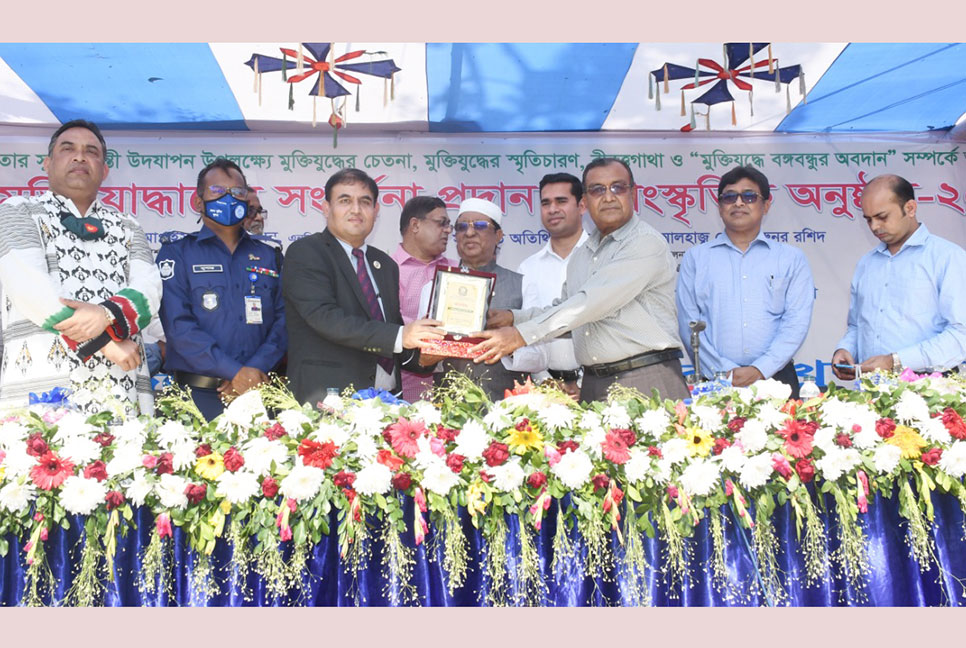 বীর মুক্তিযোদ্ধাদের সম্মানিত করলো খুলনা জেলা পরিষদ