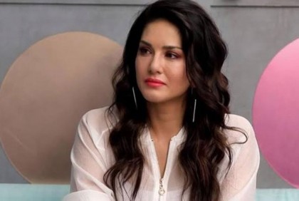 প্রশ্নের মুখে মাতৃত্ব, পাল্টা জবাব সানি লিওনের
