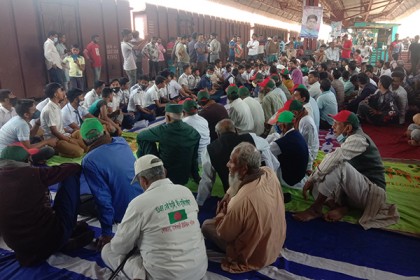 রহনপুরে পূর্ণাঙ্গ রেলবন্দরের অবকাঠামো নির্মাণের দাবিতে আমরণ অনশনে এলাকাবাসী