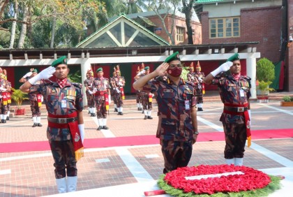 টুঙ্গিপাড়ায় বঙ্গবন্ধুর সমাধিতে বিজিবির নতুন মহাপরিচালকের শ্রদ্ধা  

