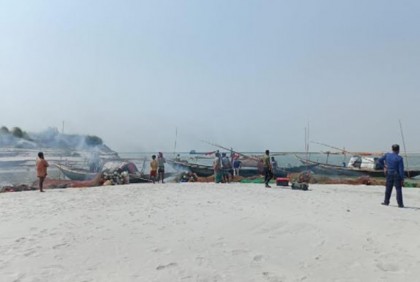 চরভদ্রাসনে অবৈধ জাল পুড়িয়ে ধ্বংস 