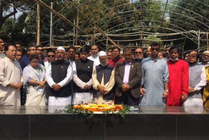বঙ্গবন্ধুর প্রতিকৃতিতে সিরাজগঞ্জ জেলা আওয়ামী লীগের শ্রদ্ধা