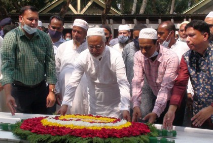 আইন কমিশনের চেয়ারম্যানের বঙ্গবন্ধুর সমাধিতে শ্রদ্ধা