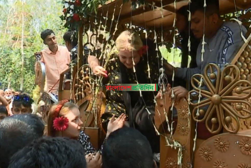 ঘোড়ার গাড়িতে চড়ে শ্বশুরবাড়ি এলেন জার্মানবধূ আলিসা 


