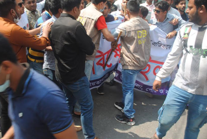 বরিশালে ছাত্রদলের মিছিলে পুলিশের
বাধা