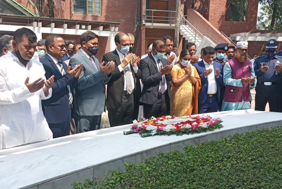 জাতির পিতার সমাধিতে নবনিযুক্ত প্রধান নির্বাচন কমিশনারের শ্রদ্ধা