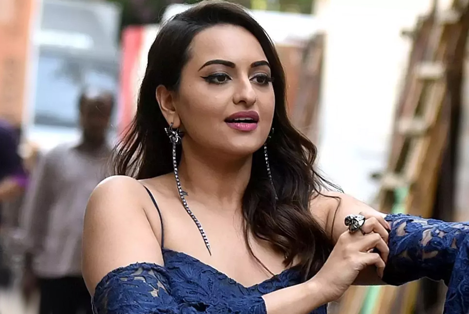 সোনাক্ষীর বিরুদ্ধে জামিন-অযোগ্য গ্রেফতারি পরোয়ানা