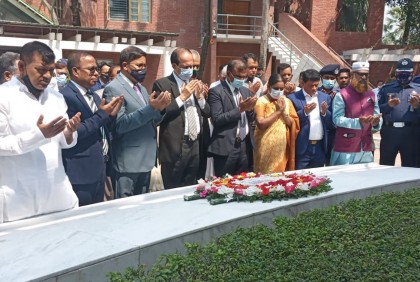 জাতির পিতার সমাধিতে নবনিযুক্ত প্রধান নির্বাচন কমিশনারের শ্রদ্ধা