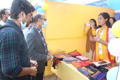 কুটির শিল্প ও পাহাড়ি অঞ্চলের পোশাক নিয়ে কুবি শিক্ষার্থীদের মেলা