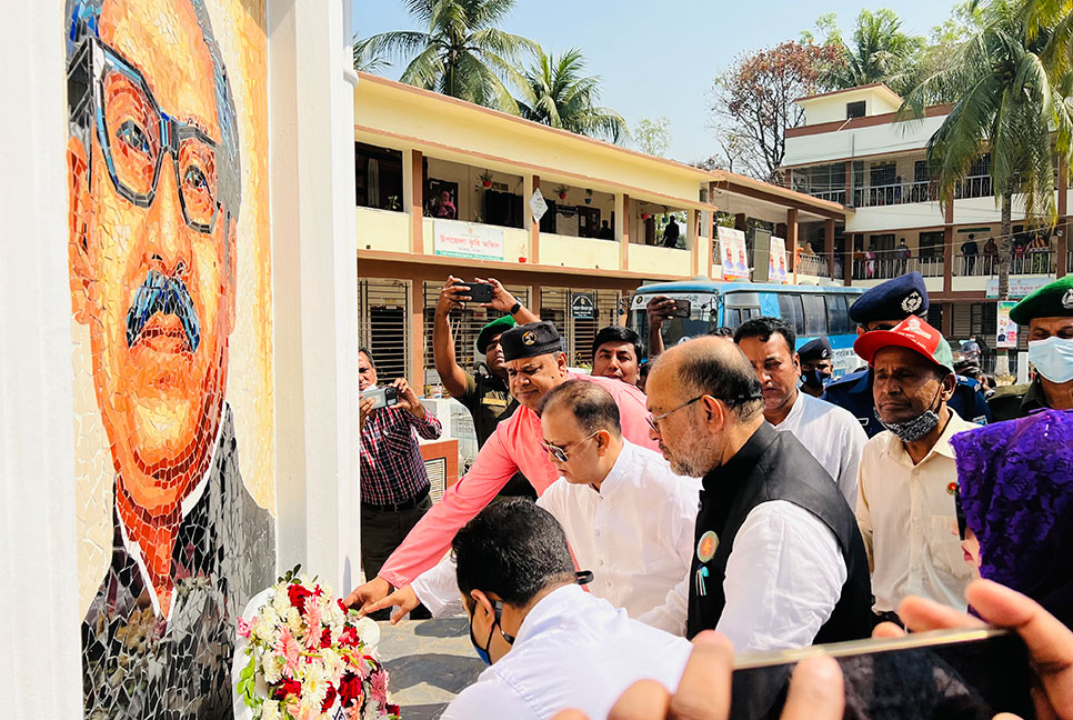 ৭ মার্চ উপলক্ষে সাভারে বঙ্গবন্ধুর প্রতিকৃতিতে শ্রদ্ধা 