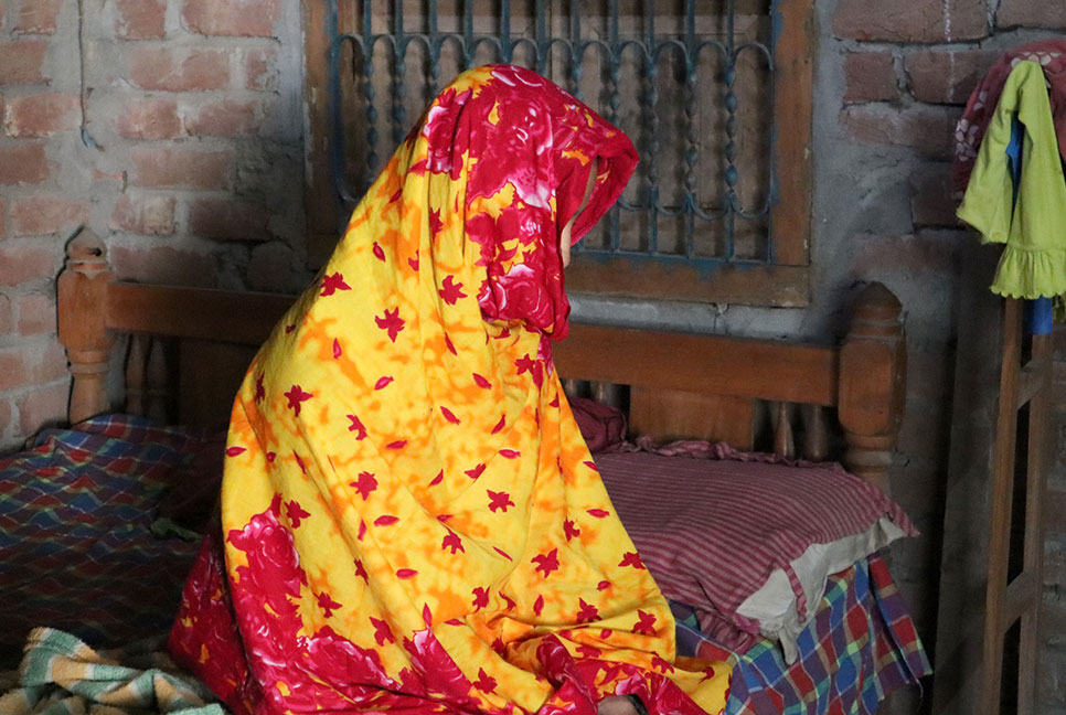 বিয়ের দাবিতে শিক্ষকের বাড়িতে ৫ দিন ধরে শিক্ষার্থীর অনশন