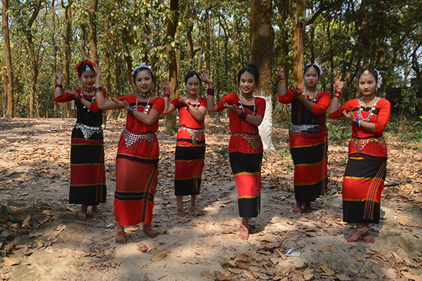 লাল পাহাড়ে বৈসুর বর্ণিল প্রস্তুতি 