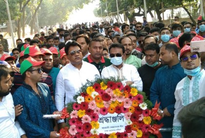বঙ্গবন্ধুর প্রতিকৃতিতে মহানগর দক্ষিণ স্বেচ্ছাসেবক লীগের শ্রদ্ধা

