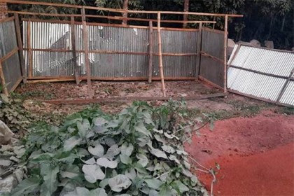 ভোলায় রাতের আঁধারে ঘর তুলে জমি দখলের চেষ্টা