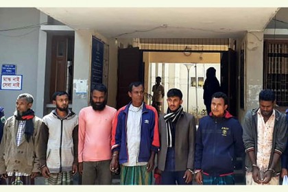 বগুড়ায় মধ্যরাতে জুয়ার আসরে পুলিশের অভিযান, গ্রেফতার পাঁচ