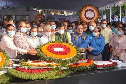 ঐতিহাসিক ৭ মার্চে বঙ্গবন্ধুর প্রতিকৃতিতে জাতীয় বিশ্ববিদ্যালয় উপাচার্যের শ্রদ্ধা