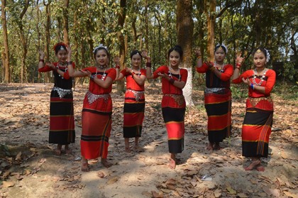 লাল পাহাড়ে বৈসুর বর্ণিল প্রস্তুতি 