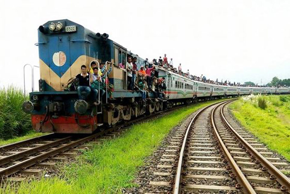 আজ থেকে ট্রেনে দাঁড়িয়ে যাতায়াত করা যাবে