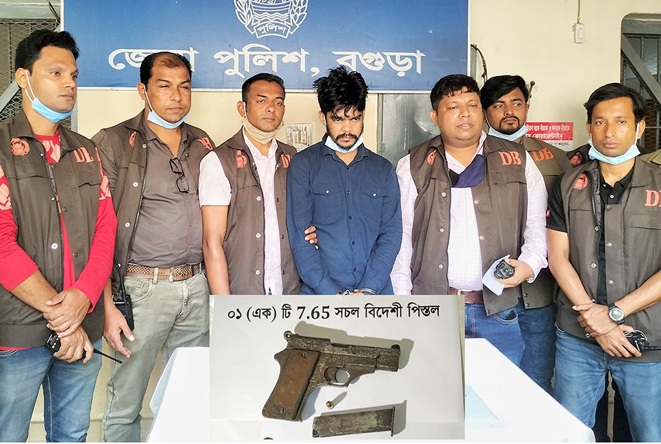 বগুড়ায় বিদেশি পিস্তল ও গুলিসহ গ্রেফতার ১