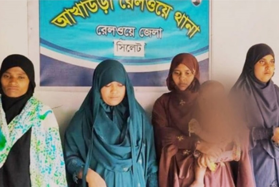 রেলস্টেশন থেকে ৪ নারী ছিনতাইকারী আটক  