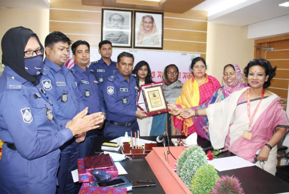 জীবন যুদ্ধে জয়ী নারী গ্রাম পুলিশ সদস্যকে সংবর্ধনা

