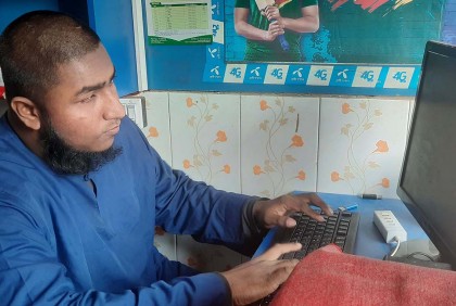দৃষ্টিহীন সজীব চালাতে পারেন মোবাইল ও কম্পিউটার