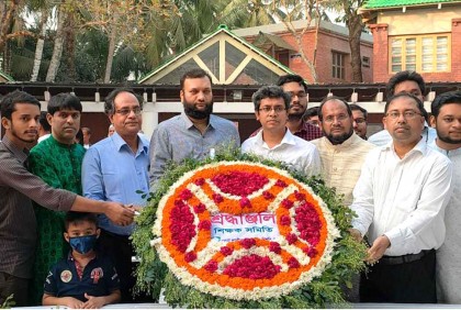 বঙ্গবন্ধুর সমাধি সৌধে কুয়েট শিক্ষক সমিতির শ্রদ্ধা 