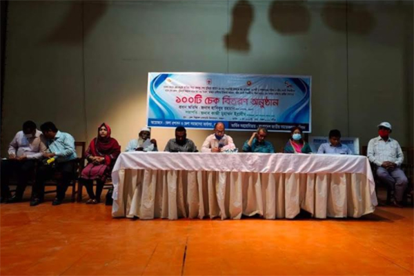 ক্ষুদ্র নৃ-গোষ্ঠীর শিক্ষার্থী ও অস্বচ্ছল পরিবারের মাঝে আর্থিক সহায়তা প্রদান 