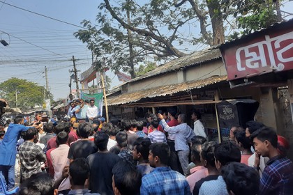 দ্রব্যমূল্যের ঊর্ধ্বগতির প্রতিবাদে জয়পুরহাটে স্বেচ্ছাসেবক দলের বিক্ষোভ 