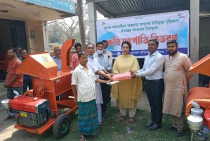 পাকুন্দিয়ায় বিনামূল্যে কৃষি যন্ত্রপাতি বিতরণ