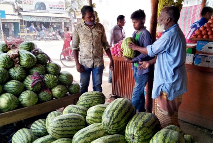 দিনাজপুরে আগাম তরমুজের দাম চড়া