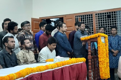 'ষড়যন্ত্রকারীরা পিছনের দরজা দিয়ে ক্ষমতায় আসতে চায়'