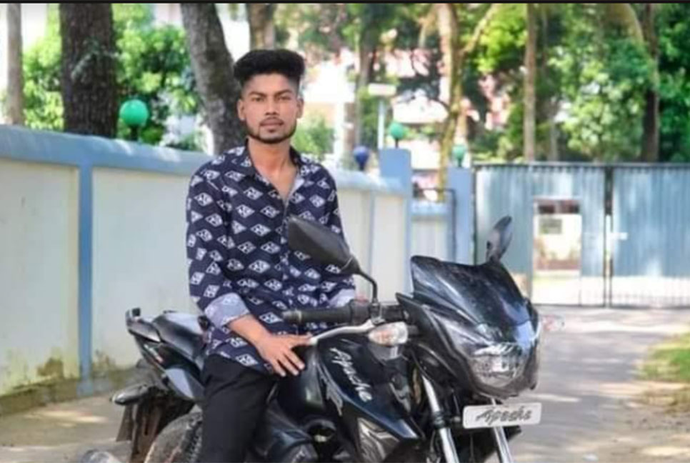 কুমিল্লায় বাসচাপায় ছাত্রলীগ কর্মী নিহত, বাসে আগুন 