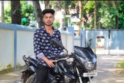 কুমিল্লায় বাসচাপায় ছাত্রলীগ কর্মী নিহত, বাসে আগুন 