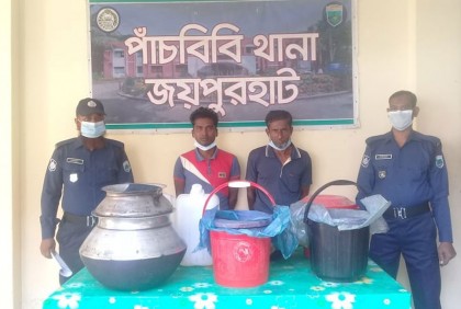 জয়পুরহাটে ২০০ লিটার চোলাই মদসহ গ্রেফতার ২