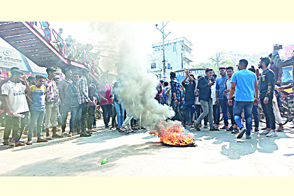 ট্রাফিকের মামলা, শিক্ষার্থীদের অবরোধ, ছাত্রলীগের প্রত্যাহার