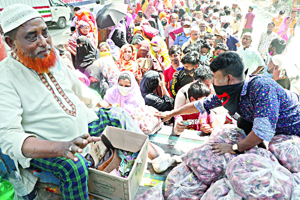 ন্যায্যমূল্যের পণ্য কিনতে টিসিবির ট্রাকের সামনে ভিড়