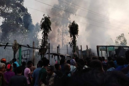 কালীগঞ্জে অগ্নিকাণ্ডে ১২ দোকান পুড়ে ছাই