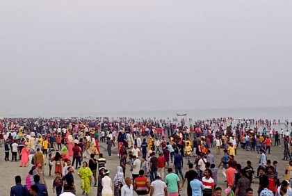 কুয়াকাটা সৈকতে উপচে পড়া ভিড়