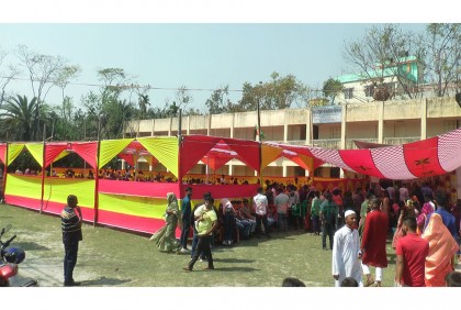 ক্লাস চলাকালেই স্কুলমাঠে বিয়ে!