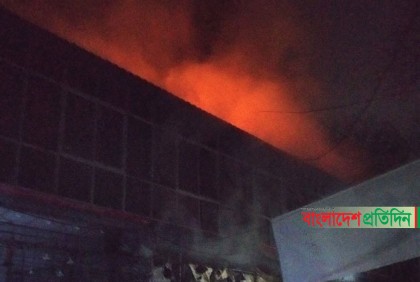 চট্টগ্রামের হকার্স মার্কেটে আগুন, কাজ করছে ৩ ইউনিট