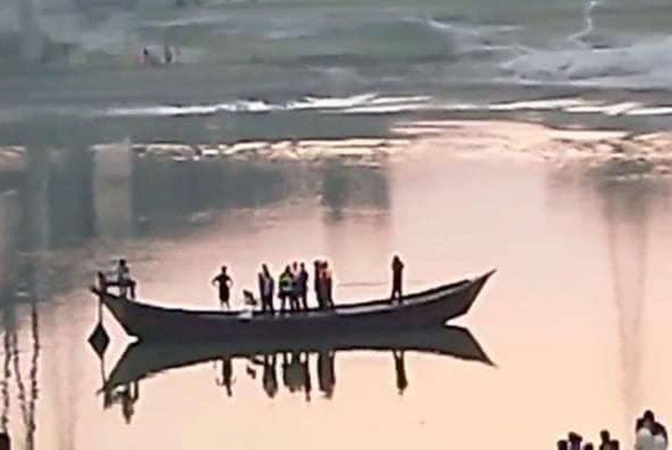 সেলফি তুলতে গিয়ে ট্রেনের ধাক্কায় নদীতে পড়ে স্কুলছাত্রের মৃত্যু