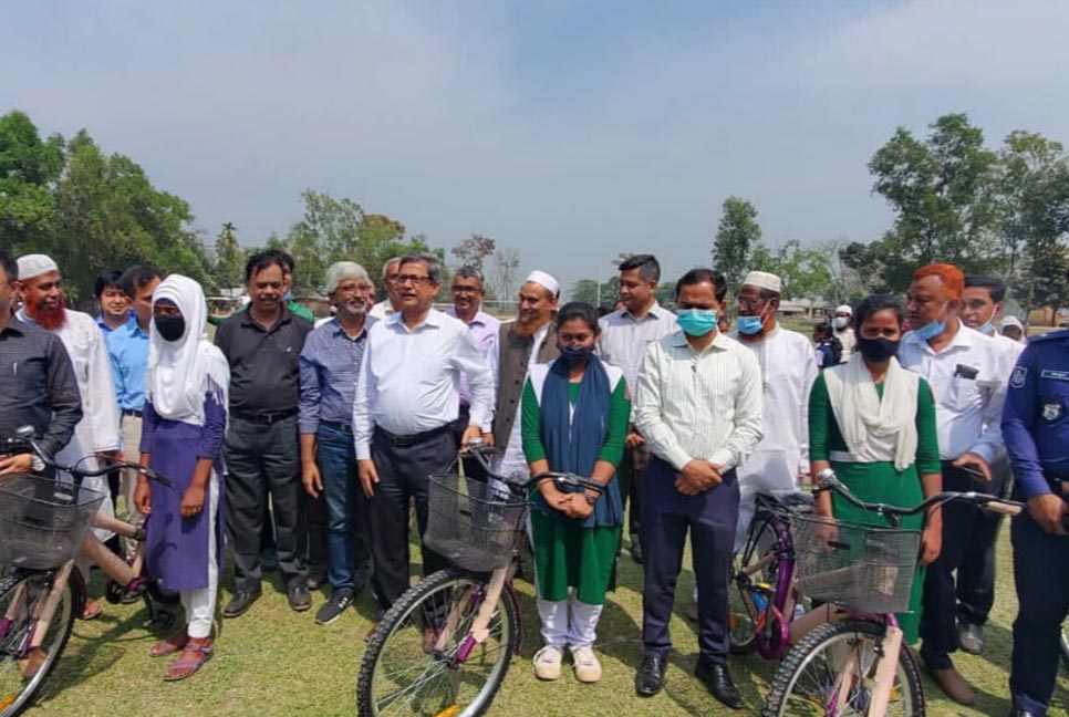 ফুলপুরে ৯৮ স্কুলছাত্রী পেল বাইসাইকেল 