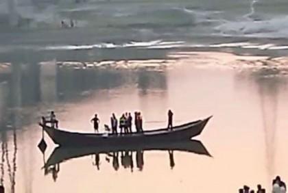 সেলফি তুলতে গিয়ে ট্রেনের ধাক্কায় নদীতে পড়ে স্কুলছাত্রের মৃত্যু