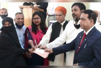 টাঙ্গাইলে রোগীদের মাঝে আর্থিক সহায়তার চেক বিতরণ