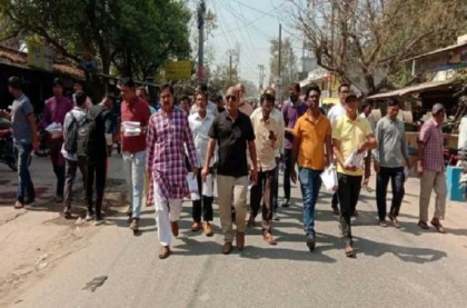দ্রব্যমূল্যের ঊর্ধ্বগতির প্রতিবাদে গাংনীতে বিএনপির লিফলেট বিতরণ