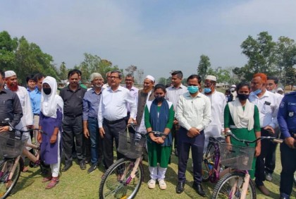 ফুলপুরে ৯৮ স্কুলছাত্রী পেল বাইসাইকেল 