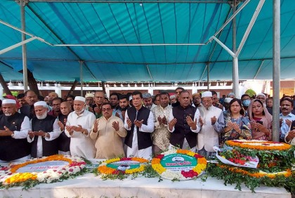 টুঙ্গিপাড়ায় বঙ্গবন্ধুর সমাধিতে সিরাজগঞ্জ জেলা আওয়ামী লীগের শ্রদ্ধা