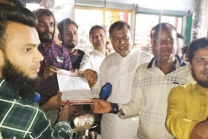 ফুলপুরে দ্রব্যমূল্যের ঊর্ধ্বগতির প্রতিবাদে লিফলেট বিতরণ 