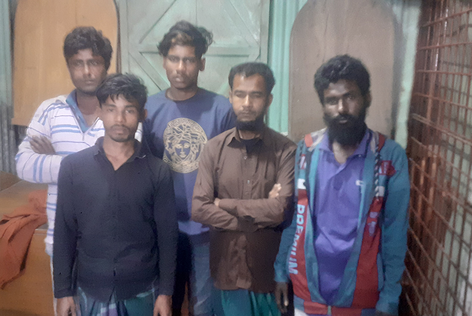 মেঘনায় জাটকা ধরায় ৭ জেলে আটক